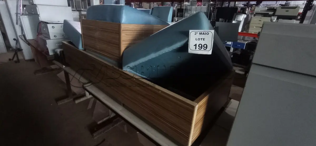 LOTE 199 - 01 BANCO DE 03 LUGARES EM MADEIRA COM ESTRUTURA EM METAL E ASSENTO ALMOFADADO NA COR AZUL E 01PUFF. (NO ESTADO) ATENÇÃO! FAZER A VISITAÇÃO ANTES DE ARREMATAR, NÃO SABEMOS SE FUNCIONA, LEILÃO NÃO TEM GARANTIA E NEM DEVOLUÇÃO, SUJEITO A POSSÍVEIS AVARIAS VISÍVEIS/OCULTAS E/OU AUSÊNCIA DE COMPONENTES.