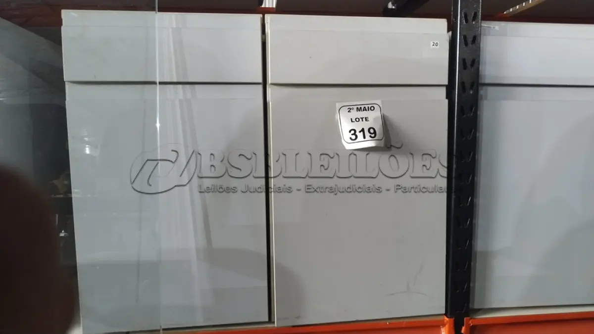 LOTE 319 - 02 ARMÁRIOS PARA CPU COM 01 PORTA E 01 GAVETA. (NO ESTADO) ATENÇÃO! FAZER A VISITAÇÃO ANTES DE ARREMATAR, NÃO SABEMOS SE FUNCIONA, LEILÃO NÃO TEM GARANTIA E NEM DEVOLUÇÃO, SUJEITO A POSSÍVEIS AVARIAS VISÍVEIS/OCULTAS E/OU AUSÊNCIA DE COMPONENTES.