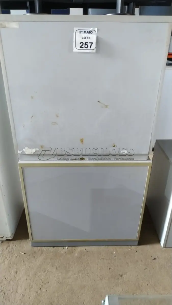 LOTE 257 - 02 ARMÁRIOS BAIXOS EM MADEIRA COM 02 PORTAS CADA. (NO ESTADO) ATENÇÃO! FAZER A VISITAÇÃO ANTES DE ARREMATAR, NÃO SABEMOS SE FUNCIONA, LEILÃO NÃO TEM GARANTIA E NEM DEVOLUÇÃO, SUJEITO A POSSÍVEIS AVARIAS VISÍVEIS/OCULTAS E/OU AUSÊNCIA DE COMPONENTES.