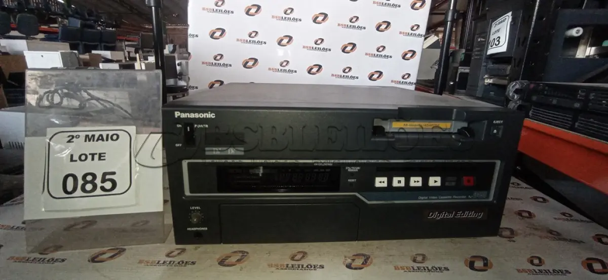 LOTE 085 - 01 GRAVADOR DE VÍDEO MODELO DVCPRO AJ-D455 MARCA PANASONIC. (NO ESTADO) ATENÇÃO! FAZER A VISITAÇÃO ANTES DE ARREMATAR, NÃO SABEMOS SE FUNCIONA, LEILÃO NÃO TEM GARANTIA E NEM DEVOLUÇÃO, SUJEITO A POSSÍVEIS AVARIAS VISÍVEIS/OCULTAS E/OU AUSÊNCIA DE COMPONENTES.