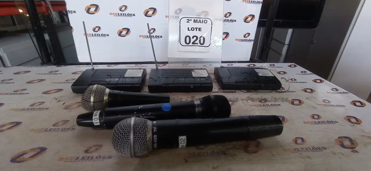 LOTE 020 - 03 MICROFONES COM 03 RECEPTORES. (NO ESTADO) ATENÇÃO! FAZER A VISITAÇÃO ANTES DE ARREMATAR, NÃO SABEMOS SE FUNCIONA, LEILÃO NÃO TEM GARANTIA E NEM DEVOLUÇÃO, SUJEITO A POSSÍVEIS AVARIAS VISÍVEIS/OCULTAS E/OU AUSÊNCIA DE COMPONENTES.