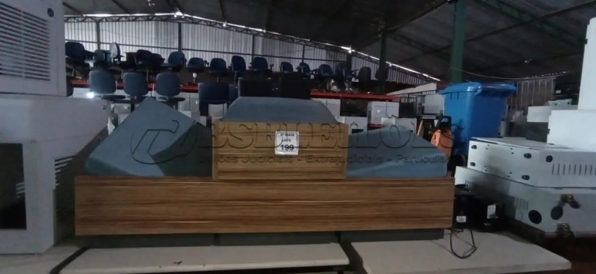 LOTE 199 - 01 BANCO DE 03 LUGARES EM MADEIRA COM ESTRUTURA EM METAL E ASSENTO ALMOFADADO NA COR AZUL E 01PUFF. (NO ESTADO) ATENÇÃO! FAZER A VISITAÇÃO ANTES DE ARREMATAR, NÃO SABEMOS SE FUNCIONA, LEILÃO NÃO TEM GARANTIA E NEM DEVOLUÇÃO, SUJEITO A POSSÍVEIS AVARIAS VISÍVEIS/OCULTAS E/OU AUSÊNCIA DE COMPONENTES.