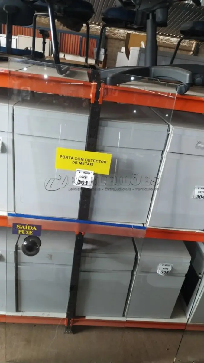 LOTE 301 - 01 PORTA DE VIDRO DE 2,06X0,83. (NO ESTADO) ATENÇÃO! FAZER A VISITAÇÃO ANTES DE ARREMATAR, NÃO SABEMOS SE FUNCIONA, LEILÃO NÃO TEM GARANTIA E NEM DEVOLUÇÃO, SUJEITO A POSSÍVEIS AVARIAS VISÍVEIS/OCULTAS E/OU AUSÊNCIA DE COMPONENTES.