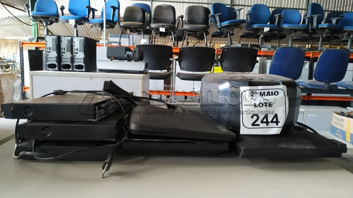 LOTE 244 - 03 APARELHOS DE DVD, 01 RELÓGIO DE PONTO E 04 MONITORES DE MARCAS E MODELOS DIVERSOS. (NO ESTADO) ATENÇÃO! FAZER A VISITAÇÃO ANTES DE ARREMATAR, NÃO SABEMOS SE FUNCIONA, LEILÃO NÃO TEM GARANTIA E NEM DEVOLUÇÃO, SUJEITO A POSSÍVEIS AVARIAS VISÍVEIS/OCULTAS E/OU AUSÊNCIA DE COMPONENTES.