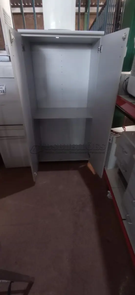 LOTE 152 - 01 ARMÁRIO EM MADEIRA COM 02 PORTAS. (NO ESTADO) ATENÇÃO! FAZER A VISITAÇÃO ANTES DE ARREMATAR, NÃO SABEMOS SE FUNCIONA, LEILÃO NÃO TEM GARANTIA E NEM DEVOLUÇÃO, SUJEITO A POSSÍVEIS AVARIAS VISÍVEIS/OCULTAS E/OU AUSÊNCIA DE COMPONENTES.