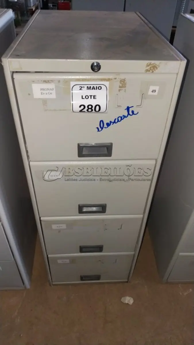 LOTE 280 - 01 ARQUIVO DE AÇO COM 04 GAVETAS. (NO ESTADO) ATENÇÃO! FAZER A VISITAÇÃO ANTES DE ARREMATAR, NÃO SABEMOS SE FUNCIONA, LEILÃO NÃO TEM GARANTIA E NEM DEVOLUÇÃO, SUJEITO A POSSÍVEIS AVARIAS VISÍVEIS/OCULTAS E/OU AUSÊNCIA DE COMPONENTES.