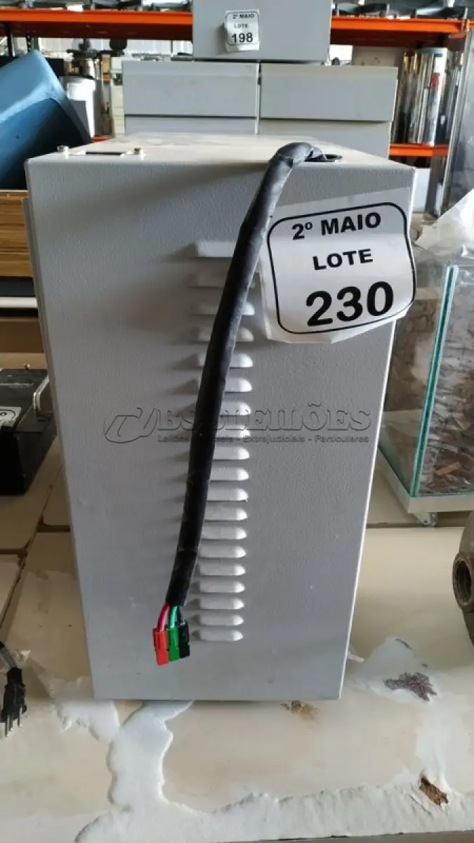 LOTE 230 - 01 BANCO DE BATERIA COM 04 BATERIAS. (NO ESTADO) ATENÇÃO! FAZER A VISITAÇÃO ANTES DE ARREMATAR, NÃO SABEMOS SE FUNCIONA, LEILÃO NÃO TEM GARANTIA E NEM DEVOLUÇÃO, SUJEITO A POSSÍVEIS AVARIAS VISÍVEIS/OCULTAS E/OU AUSÊNCIA DE COMPONENTES.