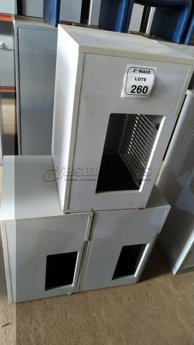 LOTE 260 - 03 ARMÁRIOS PARA CPU COM 01 PORTA E 01 GAVETA. (NO ESTADO) ATENÇÃO! FAZER A VISITAÇÃO ANTES DE ARREMATAR, NÃO SABEMOS SE FUNCIONA, LEILÃO NÃO TEM GARANTIA E NEM DEVOLUÇÃO, SUJEITO A POSSÍVEIS AVARIAS VISÍVEIS/OCULTAS E/OU AUSÊNCIA DE COMPONENTES.