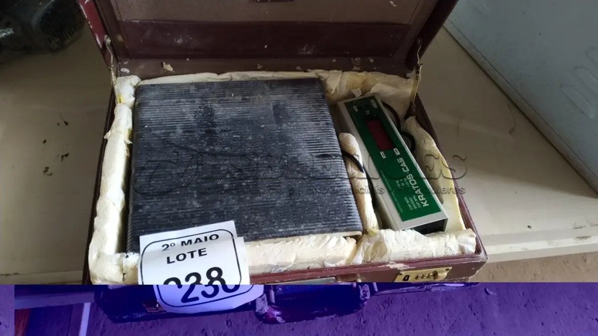 LOTE 238 - 01 MALETA COM SENHA E 01 BALANÇA MARCA KRATOS. (NO ESTADO) ATENÇÃO! FAZER A VISITAÇÃO ANTES DE ARREMATAR, NÃO SABEMOS SE FUNCIONA, LEILÃO NÃO TEM GARANTIA E NEM DEVOLUÇÃO, SUJEITO A POSSÍVEIS AVARIAS VISÍVEIS/OCULTAS E/OU AUSÊNCIA DE COMPONENTES.