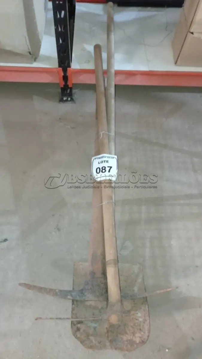 LOTE 087 - 01 PICARETA COM CABO, 01 ENCHADÃO COM CABO E 01 PÁ COM CABO. (NO ESTADO) ATENÇÃO! FAZER A VISITAÇÃO ANTES DE ARREMATAR, NÃO SABEMOS SE FUNCIONA, LEILÃO NÃO TEM GARANTIA E NEM DEVOLUÇÃO, SUJEITO A POSSÍVEIS AVARIAS VISÍVEIS/OCULTAS E/OU AUSÊNCIA DE COMPONENTES.