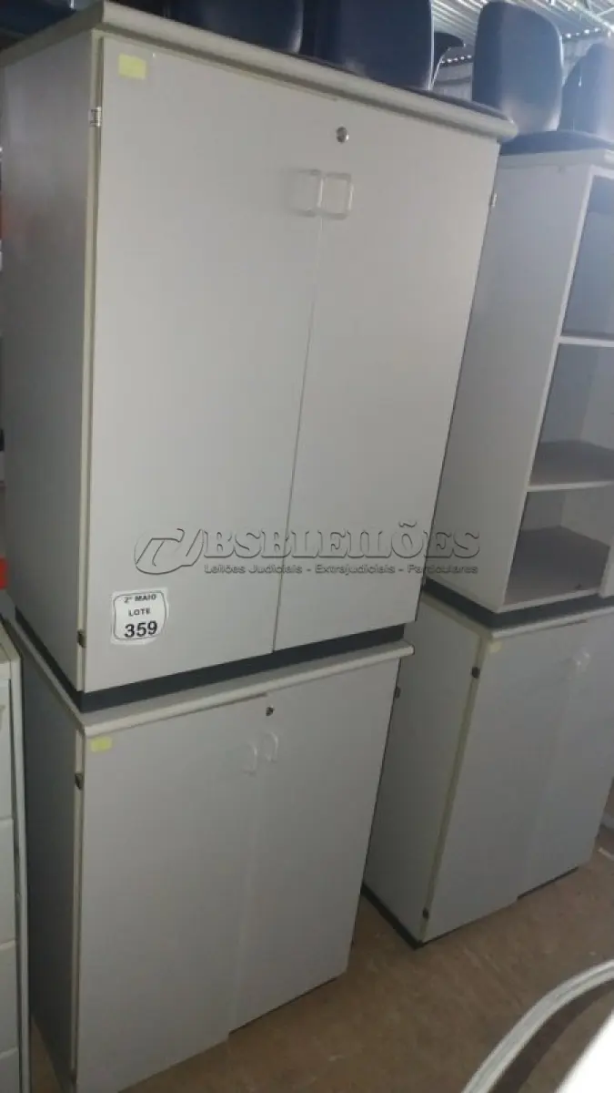 LOTE 359 - 02 ARMÁRIOS EM MADEIRA COM 02 PORTAS CADA. (NO ESTADO) ATENÇÃO! FAZER A VISITAÇÃO ANTES DE ARREMATAR, NÃO SABEMOS SE FUNCIONA, LEILÃO NÃO TEM GARANTIA E NEM DEVOLUÇÃO, SUJEITO A POSSÍVEIS AVARIAS VISÍVEIS/OCULTAS E/OU AUSÊNCIA DE COMPONENTES.