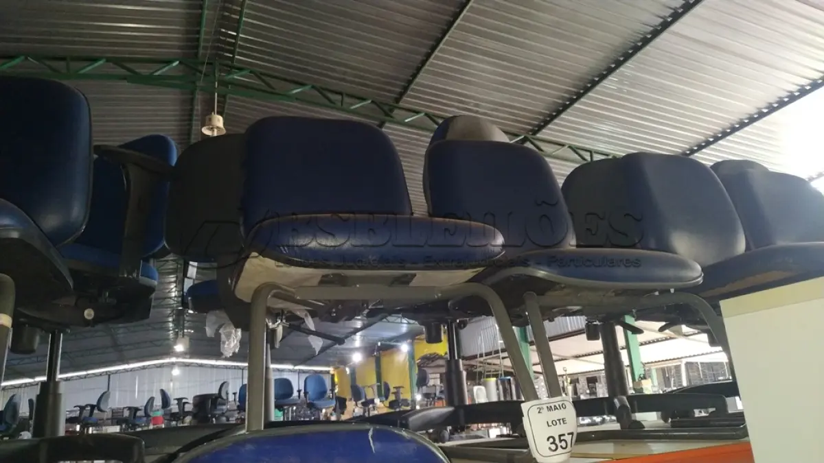 LOTE 357 - 02 CADEIRAS COM PÉS FIXOS NA COR AZUL. (NO ESTADO) ATENÇÃO! FAZER A VISITAÇÃO ANTES DE ARREMATAR, NÃO SABEMOS SE FUNCIONA, LEILÃO NÃO TEM GARANTIA E NEM DEVOLUÇÃO, SUJEITO A POSSÍVEIS AVARIAS VISÍVEIS/OCULTAS E/OU AUSÊNCIA DE COMPONENTES.
