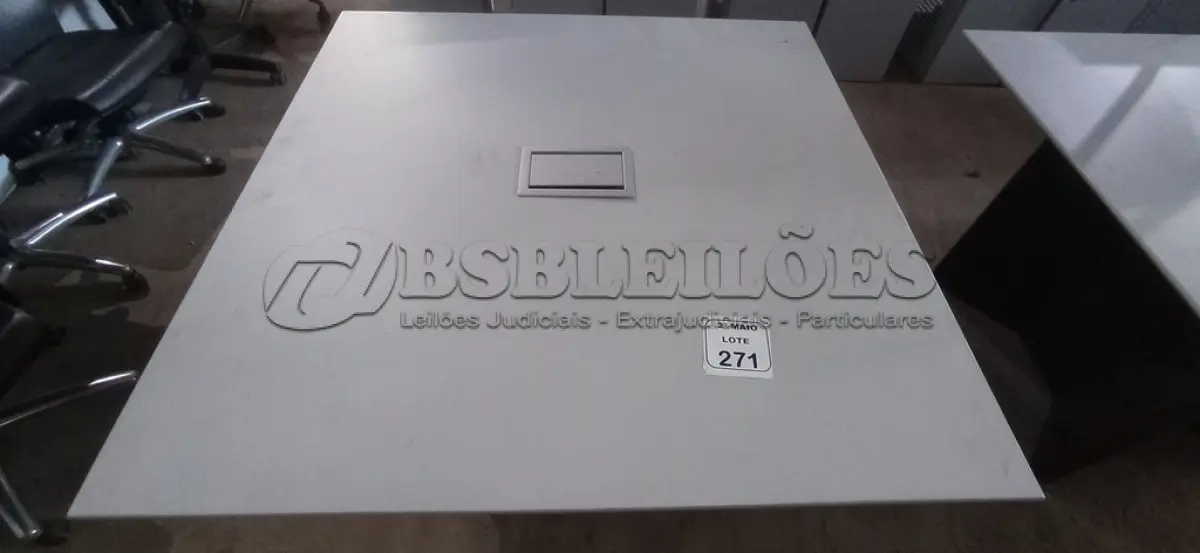 LOTE 271 - 01 MESA DE REUNIÃO DE 1,20X1,20. (NO ESTADO) ATENÇÃO! FAZER A VISITAÇÃO ANTES DE ARREMATAR, NÃO SABEMOS SE FUNCIONA, LEILÃO NÃO TEM GARANTIA E NEM DEVOLUÇÃO, SUJEITO A POSSÍVEIS AVARIAS VISÍVEIS/OCULTAS E/OU AUSÊNCIA DE COMPONENTES.