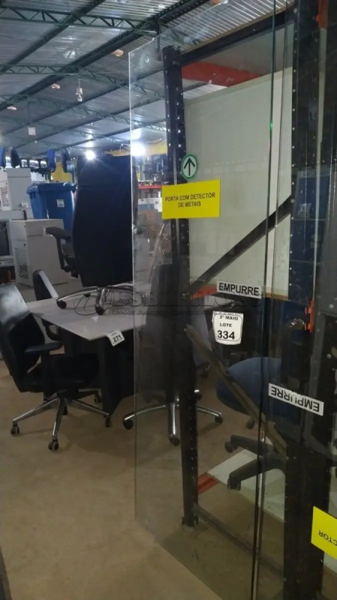 LOTE 334 - 01 PORTA DE VIDRO DE 2,06X0,69. (NO ESTADO) ATENÇÃO! FAZER A VISITAÇÃO ANTES DE ARREMATAR, NÃO SABEMOS SE FUNCIONA, LEILÃO NÃO TEM GARANTIA E NEM DEVOLUÇÃO, SUJEITO A POSSÍVEIS AVARIAS VISÍVEIS/OCULTAS E/OU AUSÊNCIA DE COMPONENTES.