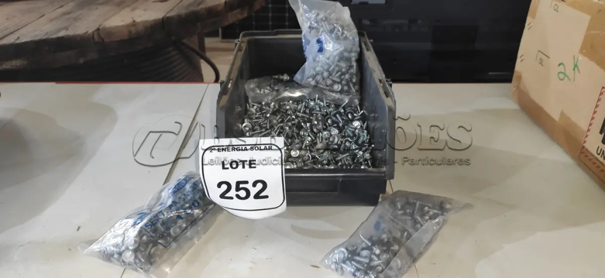 LOTE 252 - 01 CAIXA COM PARAFUSOS SEXTAVADOS AUTO BROCANTE 5.5X25. (NO ESTADO) ATENÇÃO! FAZER A VISITAÇÃO ANTES DE ARREMATAR, NÃO SABEMOS SE FUNCIONA, LEILÃO NÃO TEM GARANTIA E NEM DEVOLUÇÃO, SUJEITO A POSSÍVEIS AVARIAS VISÍVEIS/OCULTAS E/OU AUSÊNCIA DE COMPONENTES.