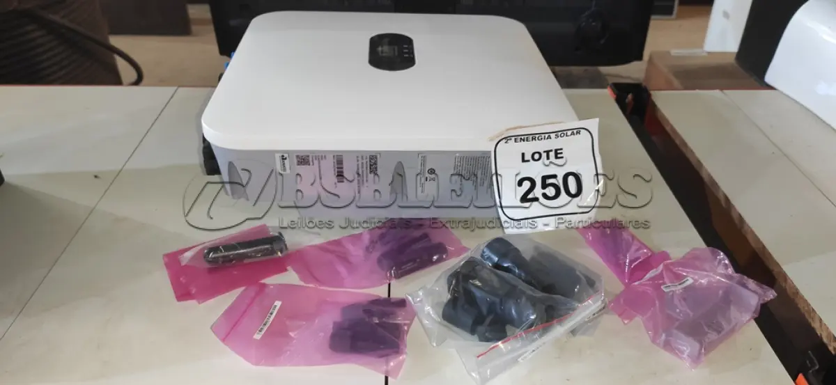 LOTE 250 - 01 INVERSOR SOLAR INVERT SIW300H M020. (NO ESTADO) ATENÇÃO! FAZER A VISITAÇÃO ANTES DE ARREMATAR, NÃO SABEMOS SE FUNCIONA, LEILÃO NÃO TEM GARANTIA E NEM DEVOLUÇÃO, SUJEITO A POSSÍVEIS AVARIAS VISÍVEIS/OCULTAS