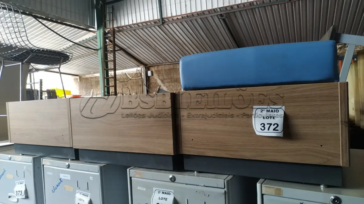 LOTE 372 - 01 PUFF COM ESTRUTURA EM METAL E MADEIRA E 02 BASES DE PUFF SEM O ASSENTO. (NO ESTADO) ATENÇÃO! FAZER A VISITAÇÃO ANTES DE ARREMATAR, NÃO SABEMOS SE FUNCIONA, LEILÃO NÃO TEM GARANTIA E NEM DEVOLUÇÃO, SUJEITO A POSSÍVEIS AVARIAS VISÍVEIS/OCULTAS E/OU AUSÊNCIA DE COMPONENTES.