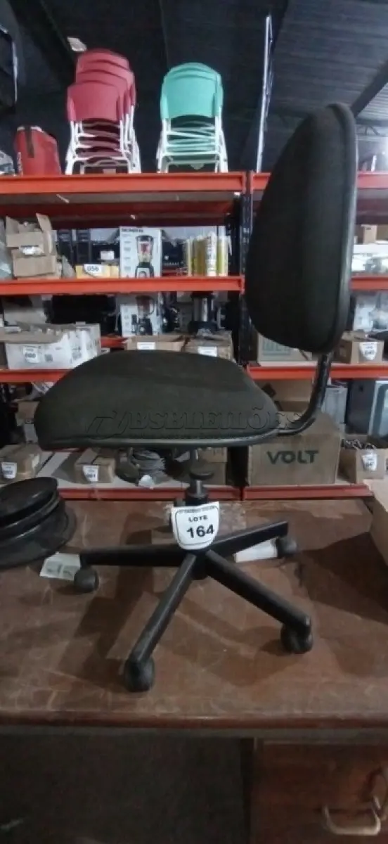 LOTE 164 - 01 CADEIRA GIRATÓRIA PARA ESCRITÓRIO. (NO ESTADO) ATENÇÃO! FAZER A VISITAÇÃO ANTES DE ARREMATAR, NÃO SABEMOS SE FUNCIONA, LEILÃO NÃO TEM GARANTIA E NEM DEVOLUÇÃO, SUJEITO A POSSÍVEIS AVARIAS VISÍVEIS/OCULTAS