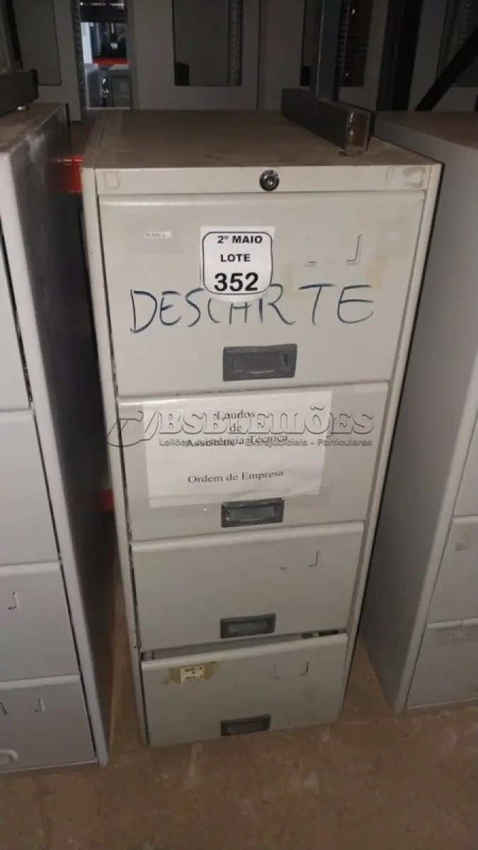LOTE 352 - 01 ARQUIVO DE AÇO COM 04 GAVETAS. (NO ESTADO) ATENÇÃO! FAZER A VISITAÇÃO ANTES DE ARREMATAR, NÃO SABEMOS SE FUNCIONA, LEILÃO NÃO TEM GARANTIA E NEM DEVOLUÇÃO, SUJEITO A POSSÍVEIS AVARIAS VISÍVEIS/OCULTAS E/OU AUSÊNCIA DE COMPONENTES.