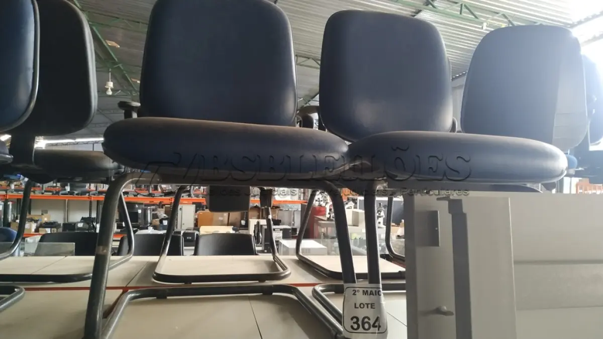 LOTE 364 - 02 CADEIRAS COM PÉS FIXOS NA COR AZUL. (NO ESTADO) ATENÇÃO! FAZER A VISITAÇÃO ANTES DE ARREMATAR, NÃO SABEMOS SE FUNCIONA, LEILÃO NÃO TEM GARANTIA E NEM DEVOLUÇÃO, SUJEITO A POSSÍVEIS AVARIAS VISÍVEIS/OCULTAS E/OU AUSÊNCIA DE COMPONENTES.