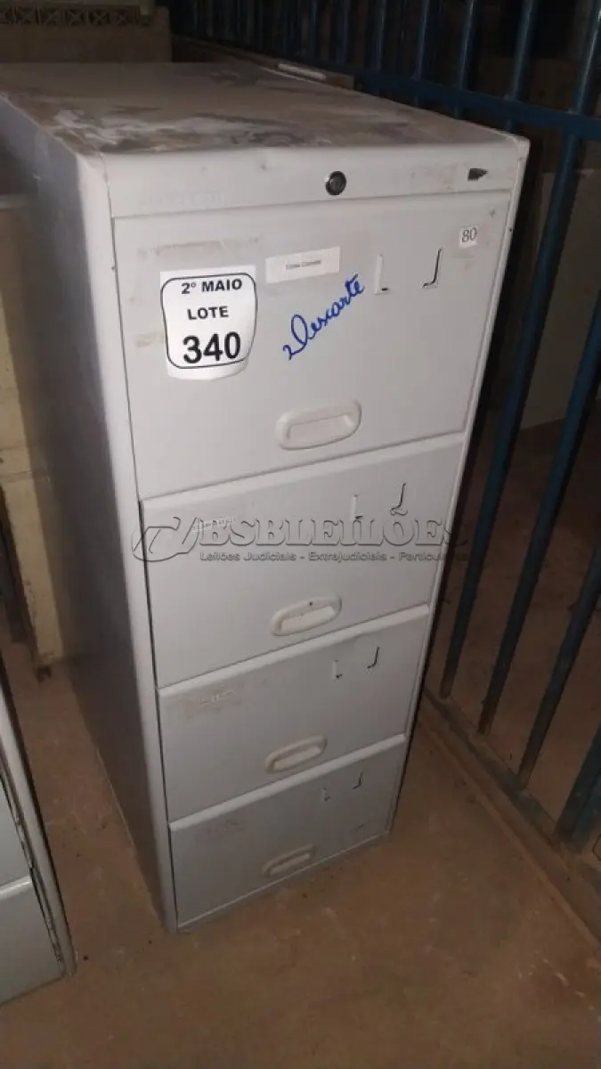 LOTE 340 - 01 ARQUIVO DE AÇO COM 04 GAVETAS. (NO ESTADO) ATENÇÃO! FAZER A VISITAÇÃO ANTES DE ARREMATAR, NÃO SABEMOS SE FUNCIONA, LEILÃO NÃO TEM GARANTIA E NEM DEVOLUÇÃO, SUJEITO A POSSÍVEIS AVARIAS VISÍVEIS/OCULTAS E/OU AUSÊNCIA DE COMPONENTES.