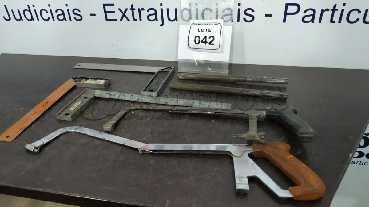 LOTE 042 - 03 ESQUADROS TAMANHOS DIVERSOS E 02 ARCOS DE SERRA. (NO ESTADO) ATENÇÃO! FAZER A VISITAÇÃO ANTES DE ARREMATAR, NÃO SABEMOS SE FUNCIONA, LEILÃO NÃO TEM GARANTIA E NEM DEVOLUÇÃO, SUJEITO A POSSÍVEIS AVARIAS VISÍVEIS/OCULTAS E/OU AUSÊNCIA DE COMPONENTES.