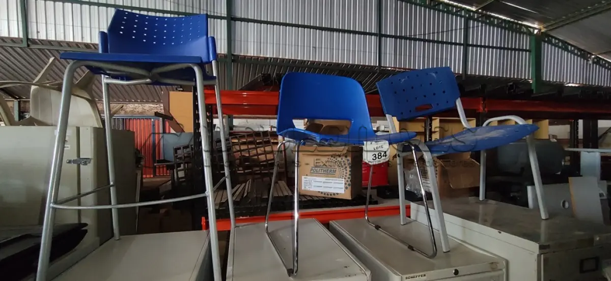 LOTE 384 - 01 BANQUETA ALTA E 01 CADEIRA COM PÉS FIXOS. (NO ESTADO) ATENÇÃO! FAZER A VISITAÇÃO ANTES DE ARREMATAR, NÃO SABEMOS SE FUNCIONA, LEILÃO NÃO TEM GARANTIA E NEM DEVOLUÇÃO, SUJEITO A POSSÍVEIS AVARIAS VISÍVEIS/OCULTAS E/OU AUSÊNCIA DE COMPONENTES.