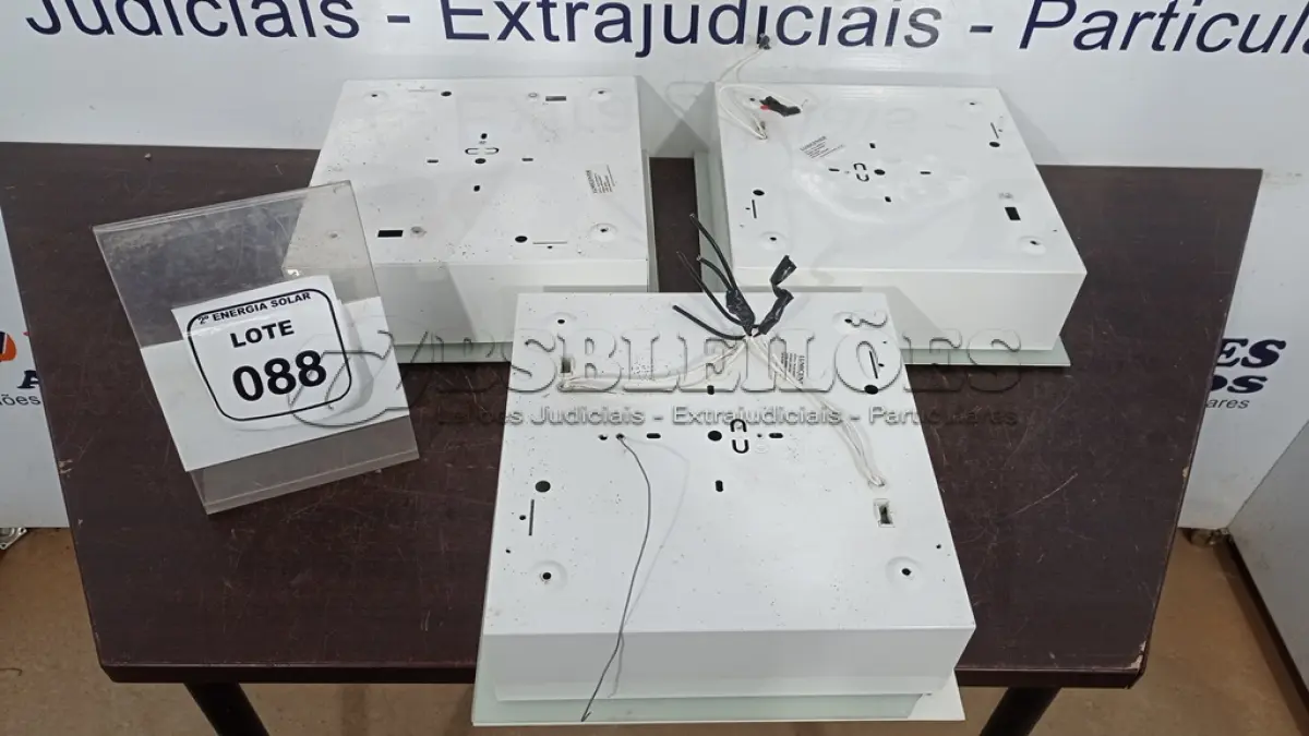 LOTE 088 - 03 LUMINÁRIAS PLAFOM DE EMBUTIR. (NO ESTADO) ATENÇÃO! FAZER A VISITAÇÃO ANTES DE ARREMATAR, NÃO SABEMOS SE FUNCIONA, LEILÃO NÃO TEM GARANTIA E NEM DEVOLUÇÃO, SUJEITO A POSSÍVEIS AVARIAS VISÍVEIS/OCULTAS E/OU AUSÊNCIA DE COMPONENTES.