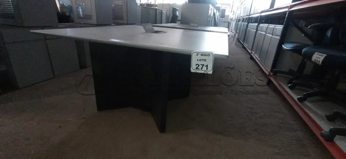 LOTE 271 - 01 MESA DE REUNIÃO DE 1,20X1,20. (NO ESTADO) ATENÇÃO! FAZER A VISITAÇÃO ANTES DE ARREMATAR, NÃO SABEMOS SE FUNCIONA, LEILÃO NÃO TEM GARANTIA E NEM DEVOLUÇÃO, SUJEITO A POSSÍVEIS AVARIAS VISÍVEIS/OCULTAS E/OU AUSÊNCIA DE COMPONENTES.
