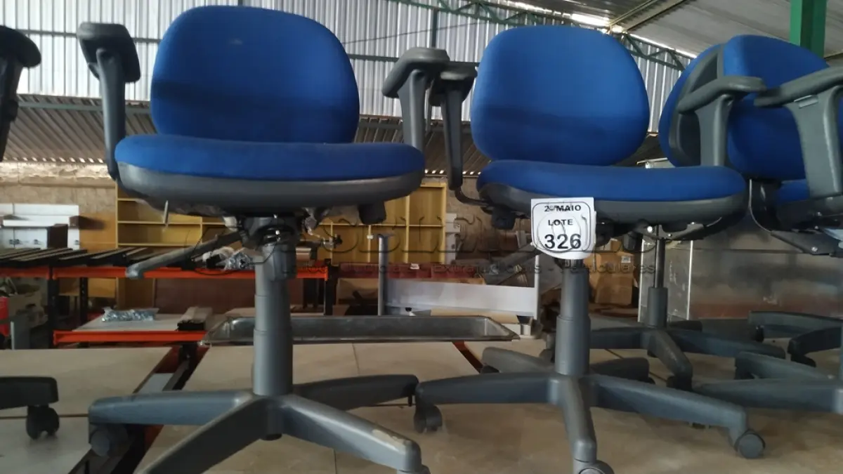 LOTE 326 - 02 CADEIRAS DE ESCRITÓRIO GIRATÓRIAS NA COR AZUL. (NO ESTADO) ATENÇÃO! FAZER A VISITAÇÃO ANTES DE ARREMATAR, NÃO SABEMOS SE FUNCIONA, LEILÃO NÃO TEM GARANTIA E NEM DEVOLUÇÃO, SUJEITO A POSSÍVEIS AVARIAS VISÍVEIS/OCULTAS E/OU AUSÊNCIA DE COMPONENTES.