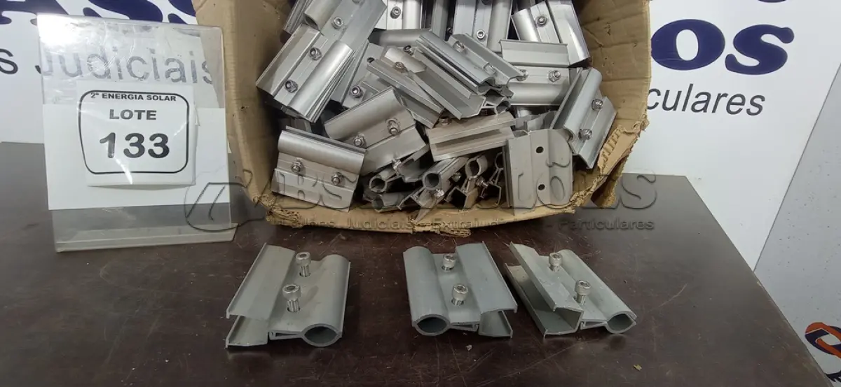 LOTE 133 - 01 CAIXA COM GRAMPOS DE FIXAÇÃO NÃO PENETRANTE PARA TELHADOS METÁLICOS.  (NO ESTADO) ATENÇÃO! FAZER A VISITAÇÃO ANTES DE ARREMATAR, NÃO SABEMOS SE FUNCIONA, LEILÃO NÃO TEM GARANTIA E NEM DEVOLUÇÃO, SUJEITO A POSSÍVEIS AVARIAS VISÍVEIS/OCULTAS E/OU 