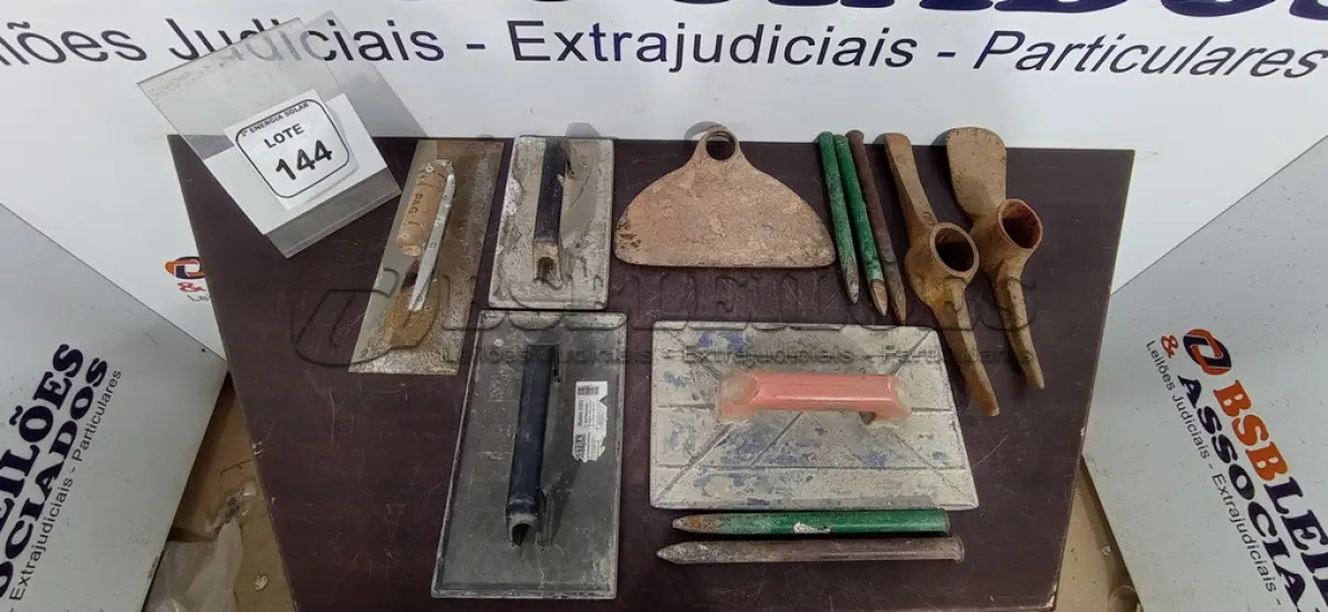 LOTE 144 - 02 PICARETAS SEM CABO, 01 ENXADA SEM CABO,  04 DESEMPENADEIRAS E 05 PONTEIROS DE AÇO. (NO ESTADO) ATENÇÃO! FAZER A VISITAÇÃO ANTES DE ARREMATAR, NÃO SABEMOS SE FUNCIONA, LEILÃO NÃO TEM GARANTIA E NEM DEVOLUÇÃO, SUJEITO A POSSÍVEIS AVARIAS VISÍVEIS/OCULTAS E/OU AUSÊNCIA DE COMPONENTES.