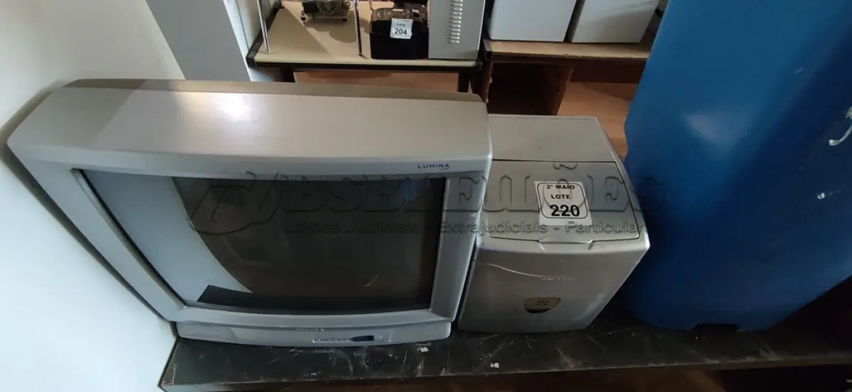 LOTE 220 - 01 TV DE TUBO MARCA TOSHIBA E 01 MÁQUINA DE FAZER GELO 110V MARCA SPRINGER. (NO ESTADO) ATENÇÃO! FAZER A VISITAÇÃO ANTES DE ARREMATAR, NÃO SABEMOS SE FUNCIONA, LEILÃO NÃO TEM GARANTIA E NEM DEVOLUÇÃO, SUJEITO A POSSÍVEIS AVARIAS VISÍVEIS/OCULTAS E/OU AUSÊNCIA DE COMPONENTES.