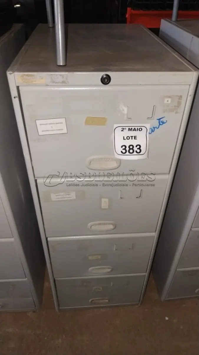 LOTE 383 - 01 ARQUIVO DE AÇO COM 04 GAVETAS. (NO ESTADO) ATENÇÃO! FAZER A VISITAÇÃO ANTES DE ARREMATAR, NÃO SABEMOS SE FUNCIONA, LEILÃO NÃO TEM GARANTIA E NEM DEVOLUÇÃO, SUJEITO A POSSÍVEIS AVARIAS VISÍVEIS/OCULTAS E/OU AUSÊNCIA DE COMPONENTES.