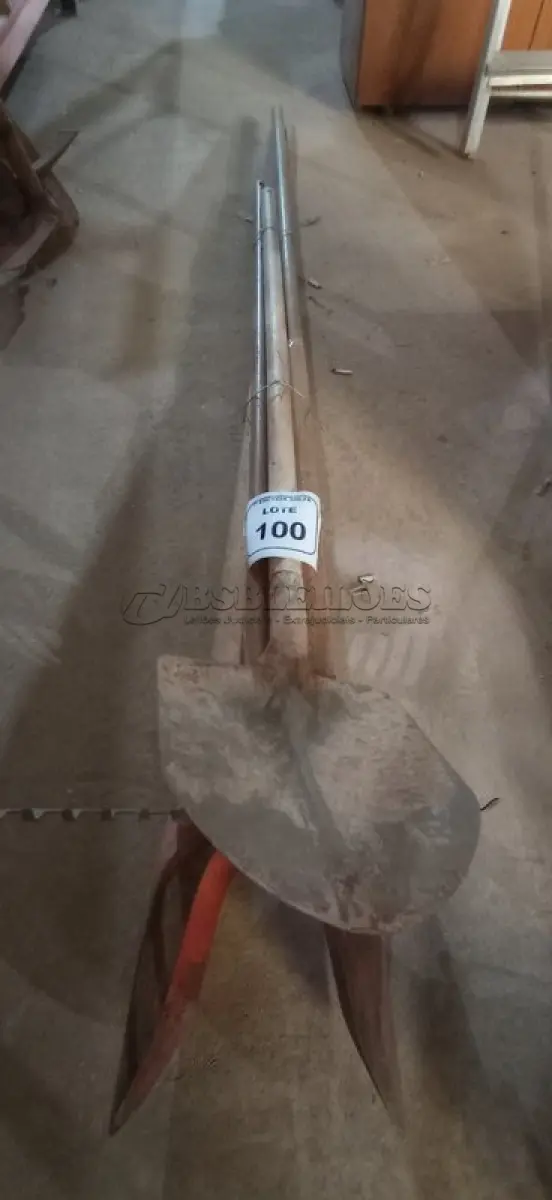 LOTE 100 - 01 CAVADEIRA MANUAL, 01 PÁ COM CABO E 01 RASTELO COM CABO. (NO ESTADO) ATENÇÃO! FAZER A VISITAÇÃO ANTES DE ARREMATAR, NÃO SABEMOS SE FUNCIONA, LEILÃO NÃO TEM GARANTIA E NEM DEVOLUÇÃO, SUJEITO A POSSÍVEIS AVARIAS VISÍVEIS/OCULTAS E/OU AUSÊNCIA DE COMPONENTES.