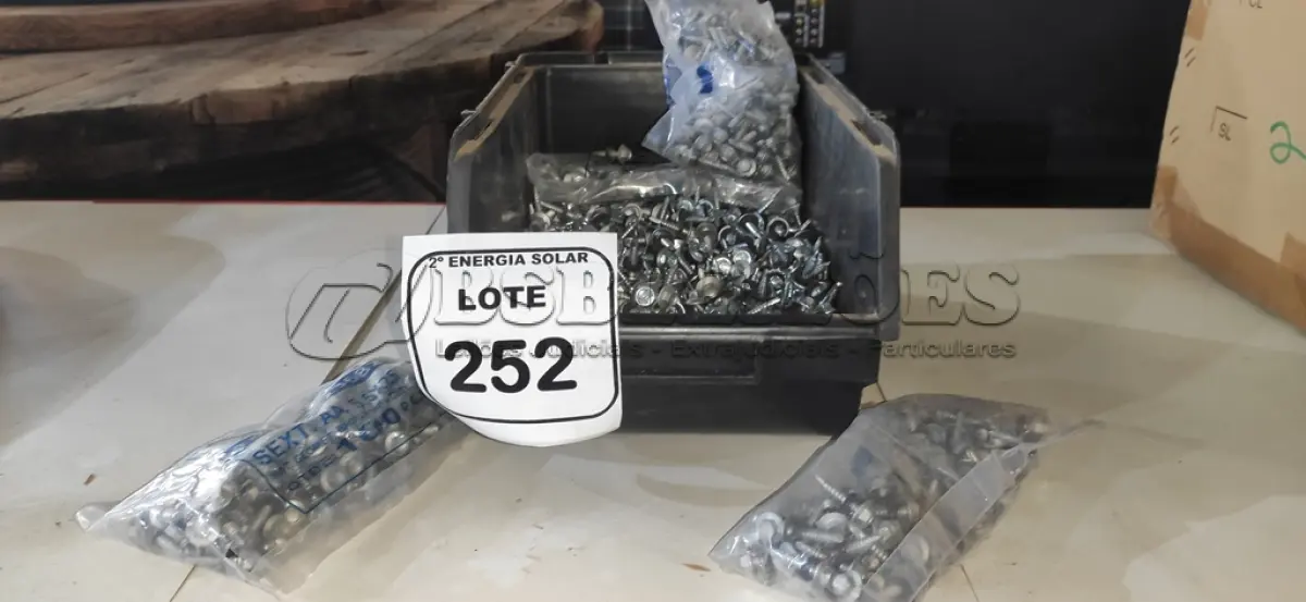 LOTE 252 - 01 CAIXA COM PARAFUSOS SEXTAVADOS AUTO BROCANTE 5.5X25. (NO ESTADO) ATENÇÃO! FAZER A VISITAÇÃO ANTES DE ARREMATAR, NÃO SABEMOS SE FUNCIONA, LEILÃO NÃO TEM GARANTIA E NEM DEVOLUÇÃO, SUJEITO A POSSÍVEIS AVARIAS VISÍVEIS/OCULTAS E/OU AUSÊNCIA DE COMPONENTES.