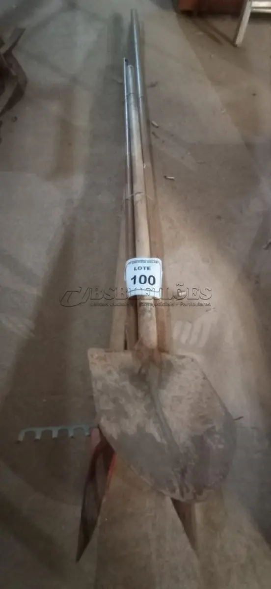 LOTE 100 - 01 CAVADEIRA MANUAL, 01 PÁ COM CABO E 01 RASTELO COM CABO. (NO ESTADO) ATENÇÃO! FAZER A VISITAÇÃO ANTES DE ARREMATAR, NÃO SABEMOS SE FUNCIONA, LEILÃO NÃO TEM GARANTIA E NEM DEVOLUÇÃO, SUJEITO A POSSÍVEIS AVARIAS VISÍVEIS/OCULTAS E/OU AUSÊNCIA DE COMPONENTES.