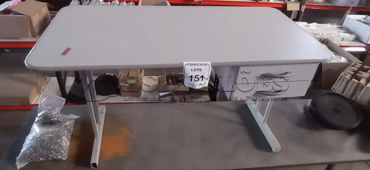 LOTE 151 - 01 MESA EM MADEIRA COM PÉS EM FERRO COM 02 GAVETAS PARA ESCRITÓRIO. (NO ESTADO) ATENÇÃO! FAZER A VISITAÇÃO ANTES DE ARREMATAR, NÃO SABEMOS SE FUNCIONA, LEILÃO NÃO TEM GARANTIA E NEM DEVOLUÇÃO, SUJEITO A POSSÍVEIS AVARIAS VISÍVEIS/OCULTAS E/OU AUSÊNCIA DE COMPONENTES.