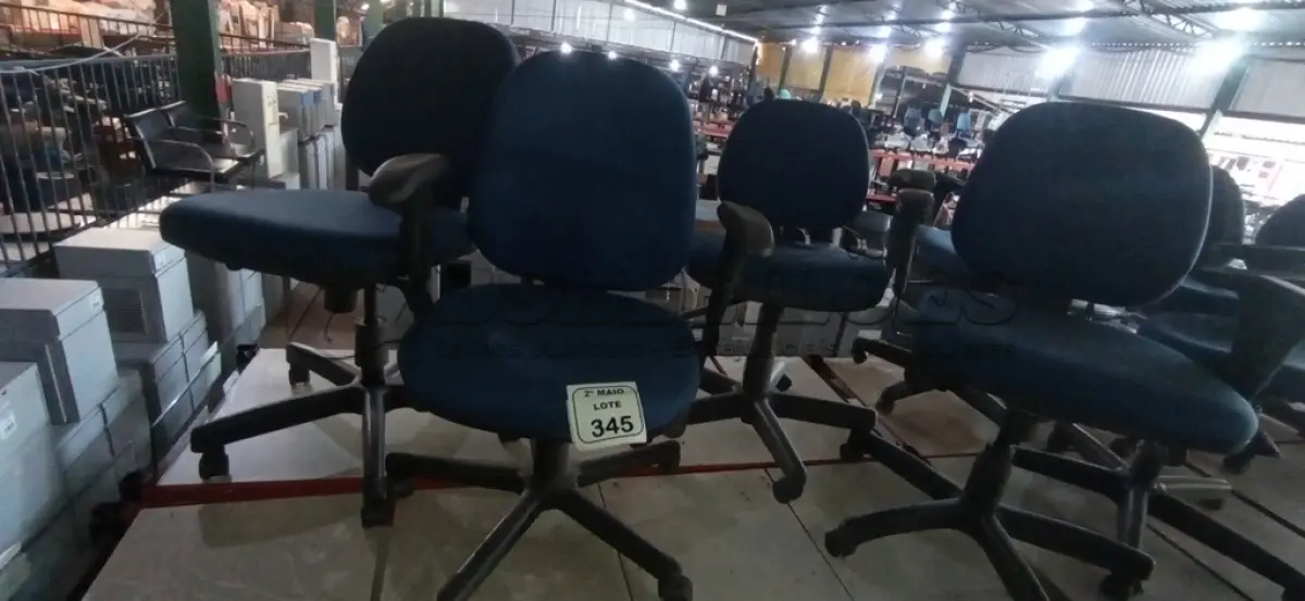 LOTE 345 - 04 CADEIRAS GIRATÓRIAS NA COR AZUL. (NO ESTADO) ATENÇÃO! FAZER A VISITAÇÃO ANTES DE ARREMATAR, NÃO SABEMOS SE FUNCIONA, LEILÃO NÃO TEM GARANTIA E NEM DEVOLUÇÃO, SUJEITO A POSSÍVEIS AVARIAS VISÍVEIS/OCULTAS E/OU AUSÊNCIA DE COMPONENTES.