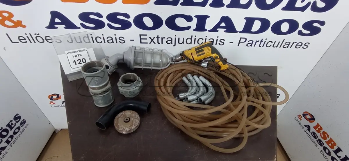 LOTE 120 - 01 MANGUEIRA DE NÍVEL, 01 FURADEIRA DEWALT, 01 LOTE COM LUMINÁRIA, CURVAS ZINCADAS E ROLAMENTO DE PORTÃO. (NO ESTADO) ATENÇÃO! FAZER A VISITAÇÃO ANTES DE ARREMATAR, NÃO SABEMOS SE FUNCIONA, LEILÃO NÃO TEM GARANTIA E NEM DEVOLUÇÃO, SUJEITO A POSSÍVEIS AVARIAS VISÍVEIS/OCULTAS E/OU AUSÊNCIA DE COMPONENTES.