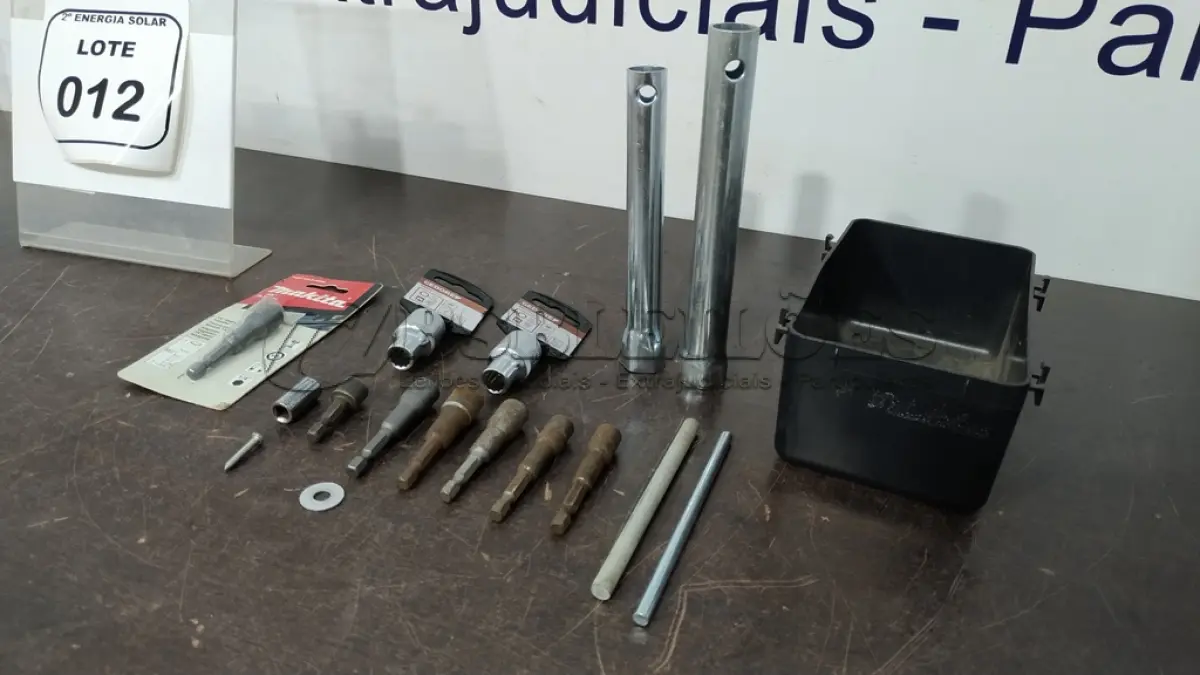 LOTE 012 - 02 CHAVES DE VELA, 02 BITS 3/8 E 02 CACHIMBOS N*10. (NO ESTADO) ATENÇÃO! FAZER A VISITAÇÃO ANTES DE ARREMATAR, NÃO SABEMOS SE FUNCIONA, LEILÃO NÃO TEM GARANTIA E NEM DEVOLUÇÃO, SUJEITO A POSSÍVEIS AVARIAS VISÍVEIS/OCULTAS E/OU AUSÊNCIA DE COMPONENTES.