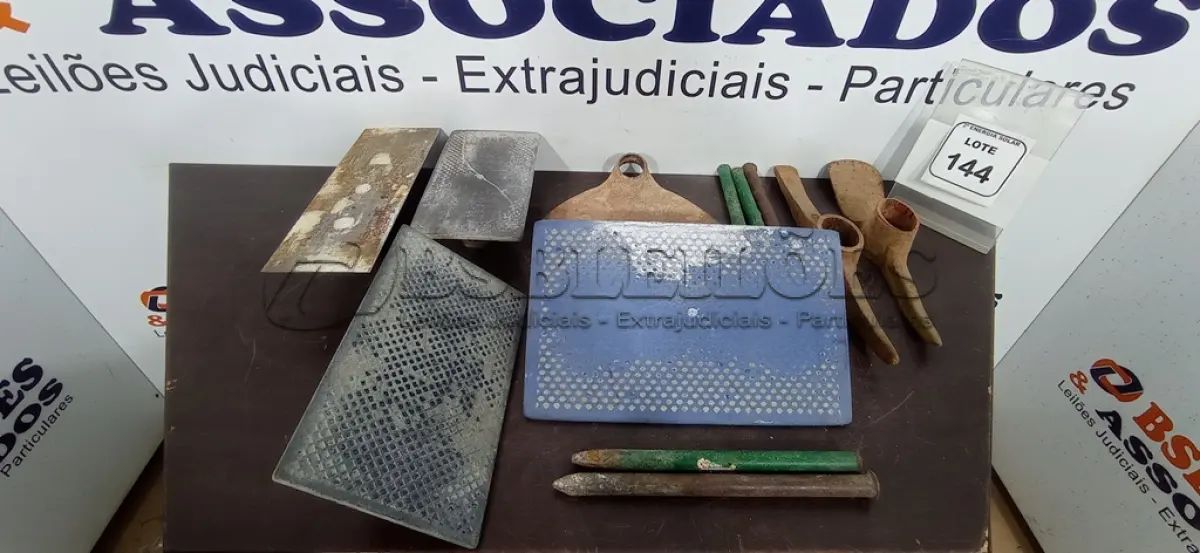 LOTE 144 - 02 PICARETAS SEM CABO, 01 ENXADA SEM CABO,  04 DESEMPENADEIRAS E 05 PONTEIROS DE AÇO. (NO ESTADO) ATENÇÃO! FAZER A VISITAÇÃO ANTES DE ARREMATAR, NÃO SABEMOS SE FUNCIONA, LEILÃO NÃO TEM GARANTIA E NEM DEVOLUÇÃO, SUJEITO A POSSÍVEIS AVARIAS VISÍVEIS/OCULTAS E/OU AUSÊNCIA DE COMPONENTES.