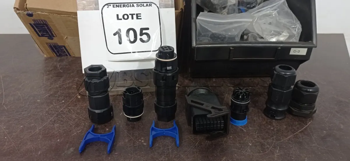 LOTE 105 - 01 LOTE COM CONECTORES SOLAR FOTOVOLTAICO.  (NO ESTADO) ATENÇÃO! FAZER A VISITAÇÃO ANTES DE ARREMATAR, NÃO SABEMOS SE FUNCIONA, LEILÃO NÃO TEM GARANTIA E NEM DEVOLUÇÃO, SUJEITO A POSSÍVEIS AVARIAS VISÍVEIS/OCULTAS E/OU AUSÊNCIA DE COMPONENTES.
