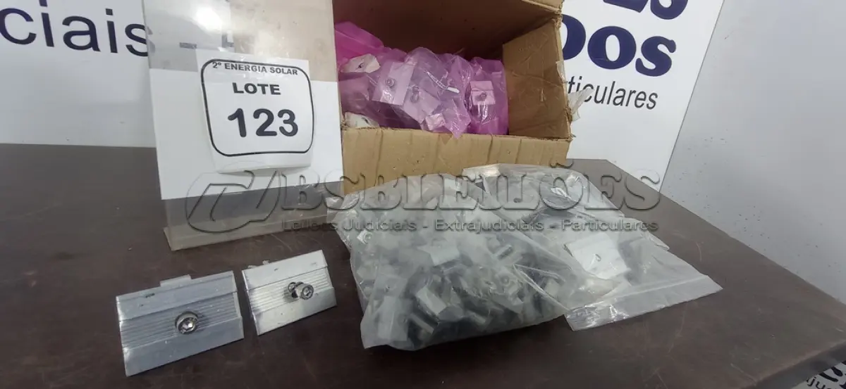 LOTE 123 - 01 LOTE COM GRAMPOS INTERMEDIÁRIOS 35X40MM. (NO ESTADO) ATENÇÃO! FAZER A VISITAÇÃO ANTES DE ARREMATAR, NÃO SABEMOS SE FUNCIONA, LEILÃO NÃO TEM GARANTIA E NEM DEVOLUÇÃO, SUJEITO A POSSÍVEIS AVARIAS VISÍVEIS/OCULTAS E/OU AUSÊNCIA DE COMPONENTES.