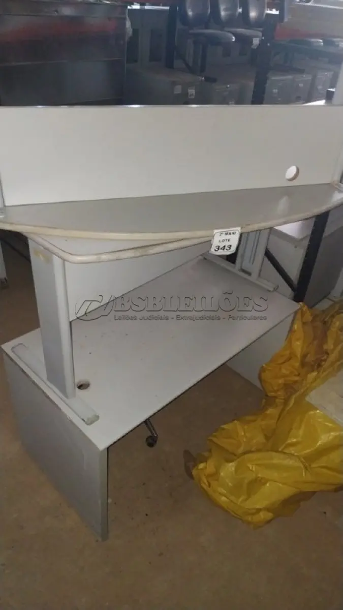 LOTE 343 - 03 MESAS PARA ESCRITÓRIO E 01 CADEIRA GIRATÓRIA NA COR PRETA. (NO ESTADO) ATENÇÃO! FAZER A VISITAÇÃO ANTES DE ARREMATAR, NÃO SABEMOS SE FUNCIONA, LEILÃO NÃO TEM GARANTIA E NEM DEVOLUÇÃO, SUJEITO A POSSÍVEIS AVARIAS VISÍVEIS/OCULTAS E/OU AUSÊNCIA DE COMPONENTES.