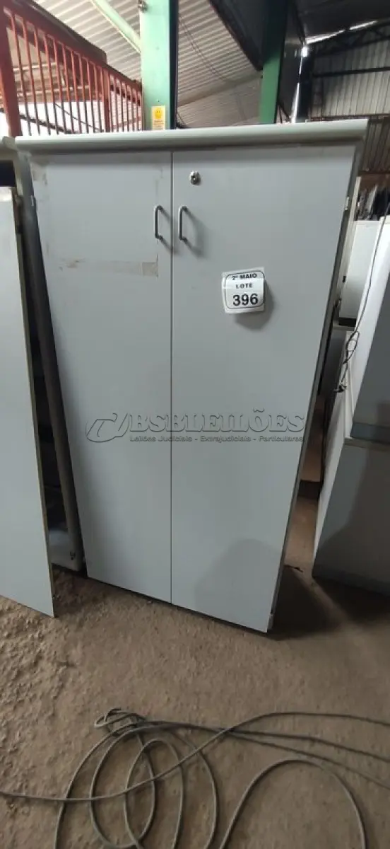 LOTE 396 - 01 ARMÁRIO BAIXO EM MADEIRA COM 02 PORTAS. (NO ESTADO) ATENÇÃO! FAZER A VISITAÇÃO ANTES DE ARREMATAR, NÃO SABEMOS SE FUNCIONA, LEILÃO NÃO TEM GARANTIA E NEM DEVOLUÇÃO, SUJEITO A POSSÍVEIS AVARIAS VISÍVEIS/OCULTAS E/OU AUSÊNCIA DE COMPONENTES.