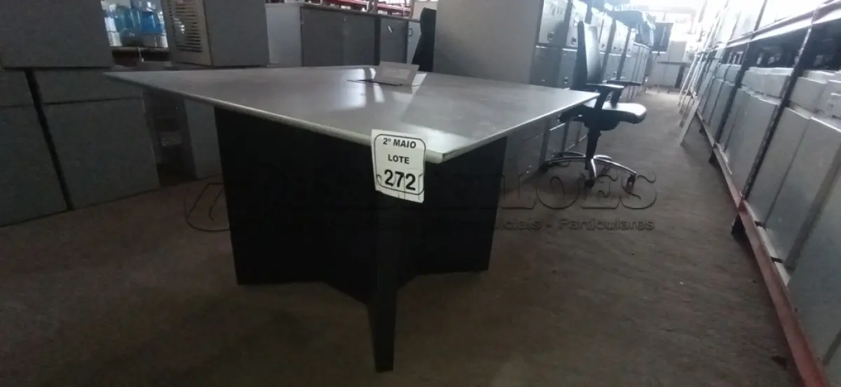 LOTE 272 - 01 MESA DE REUNIÃO DE 1,20X1,20. (NO ESTADO) ATENÇÃO! FAZER A VISITAÇÃO ANTES DE ARREMATAR, NÃO SABEMOS SE FUNCIONA, LEILÃO NÃO TEM GARANTIA E NEM DEVOLUÇÃO, SUJEITO A POSSÍVEIS AVARIAS VISÍVEIS/OCULTAS E/OU AUSÊNCIA DE COMPONENTES.