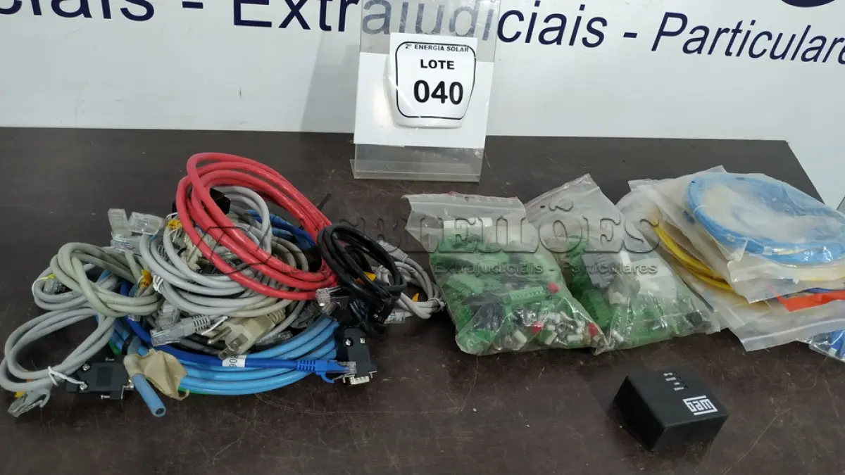 LOTE 040 - 01 CAIXA COM CABOS DIVERSOS. (NO ESTADO) ATENÇÃO! FAZER A VISITAÇÃO ANTES DE ARREMATAR, NÃO SABEMOS SE FUNCIONA, LEILÃO NÃO TEM GARANTIA E NEM DEVOLUÇÃO, SUJEITO A POSSÍVEIS AVARIAS VISÍVEIS/OCULTAS E/OU AUSÊNCIA DE COMPONENTES.
