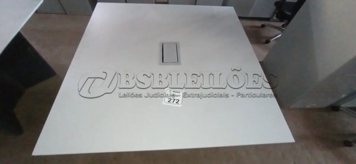 LOTE 272 - 01 MESA DE REUNIÃO DE 1,20X1,20. (NO ESTADO) ATENÇÃO! FAZER A VISITAÇÃO ANTES DE ARREMATAR, NÃO SABEMOS SE FUNCIONA, LEILÃO NÃO TEM GARANTIA E NEM DEVOLUÇÃO, SUJEITO A POSSÍVEIS AVARIAS VISÍVEIS/OCULTAS E/OU AUSÊNCIA DE COMPONENTES.