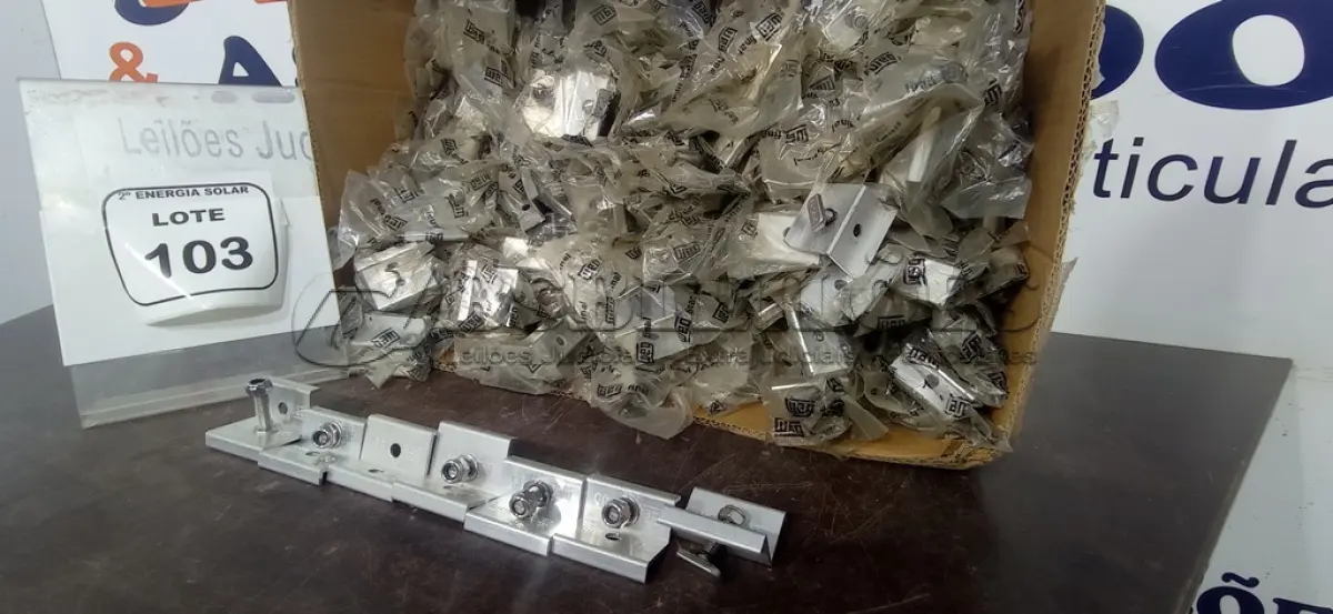 LOTE 103 - 01 CAIXA COM GRAMPOS PRESILHAS TERMINAL FINAL PARA PAINEL SOLAR. 30X35. (NO ESTADO) ATENÇÃO! FAZER A VISITAÇÃO ANTES DE ARREMATAR, NÃO SABEMOS SE FUNCIONA, LEILÃO NÃO TEM GARANTIA E NEM DEVOLUÇÃO, SUJEITO A POSSÍVEIS AVARIAS VISÍVEIS/OCULTAS E/OU AUSÊNCIA DE COMPONENTES.